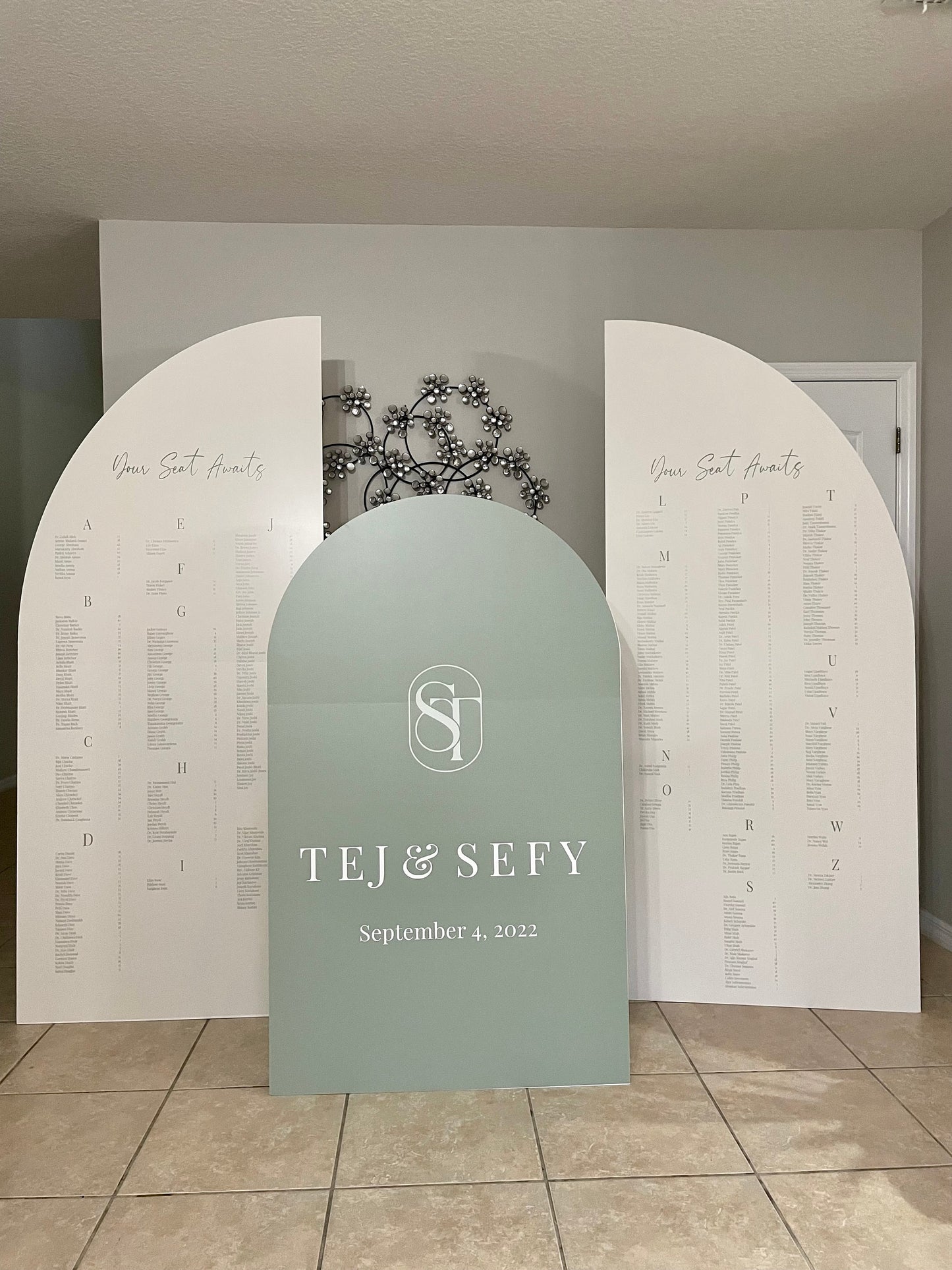 Large Arch Wedding Seating Chart with Picture, Freestanding Foam Board Sign